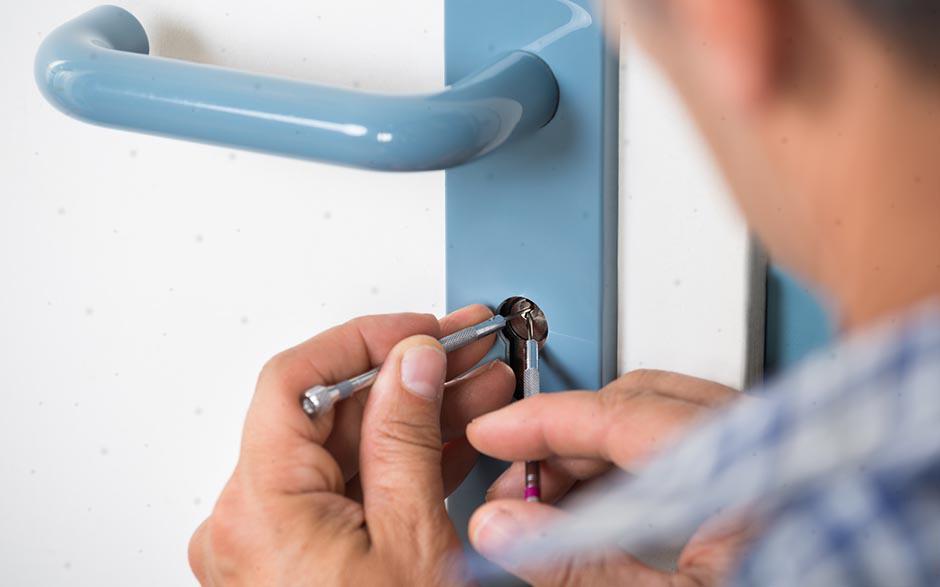 serrurier pour ouverture de porte coincée Courbevoie