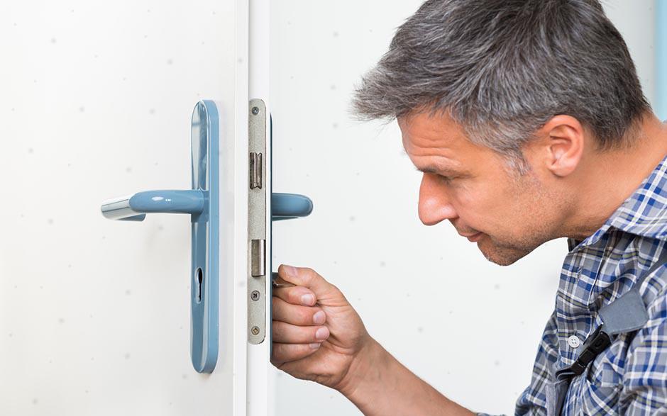 serrurier pour ouverture de porte coincée Courbevoie